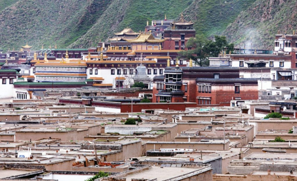 Chinese authorities raid Tibetan monastery over Dalai Lama photos